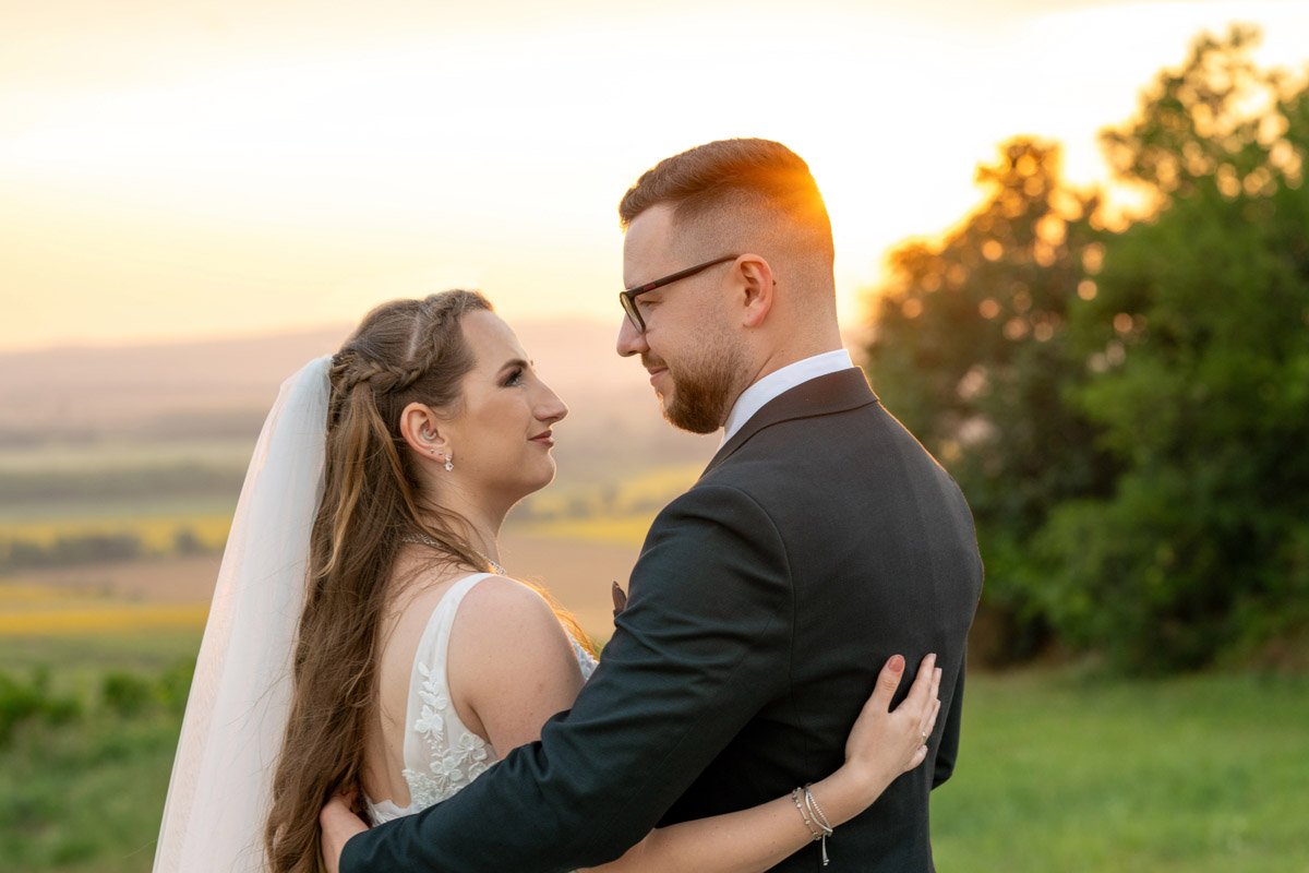 Melinda és Béla naplementés portréja Melinda és Béla naplementés portréja a tarcali szőlőhegyen