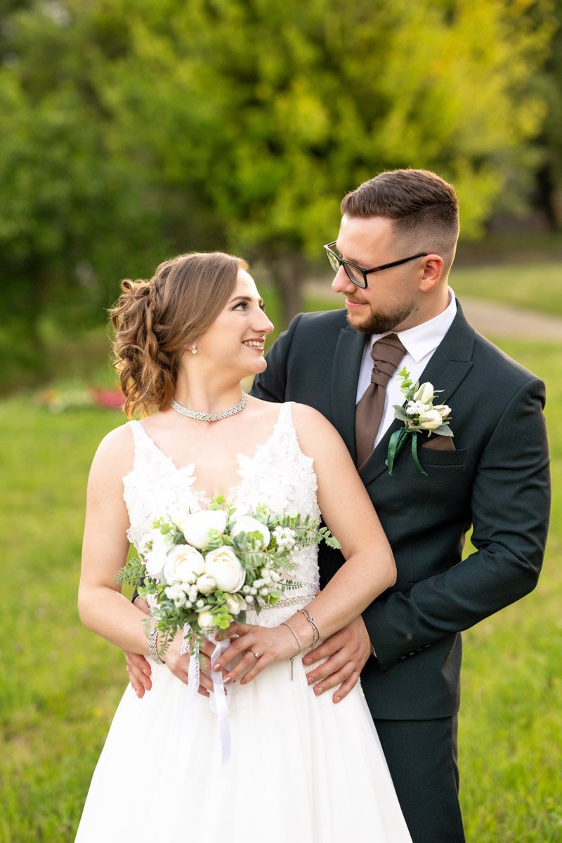 Melinda és Béla meghitt ölelése egy miskolci esküvői videós történetében
