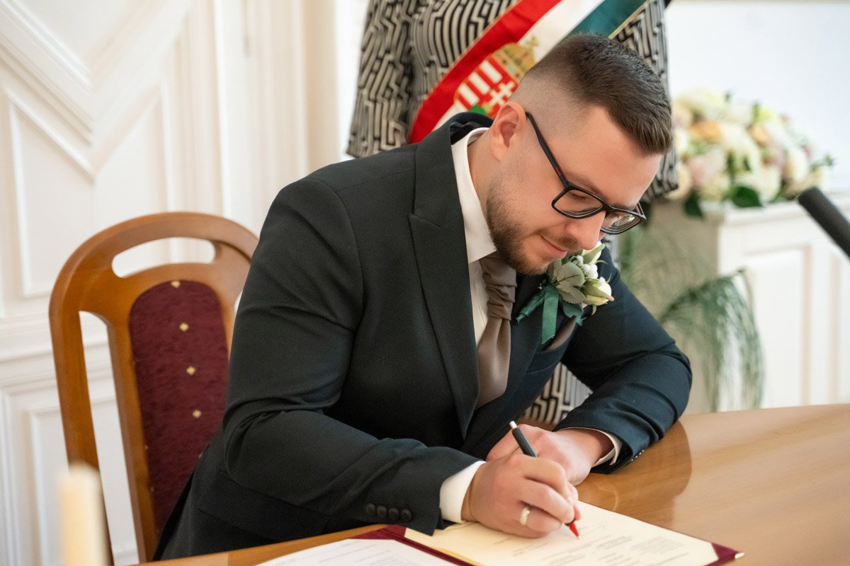Béla hivatalosan is férjjé válik a szertartáson