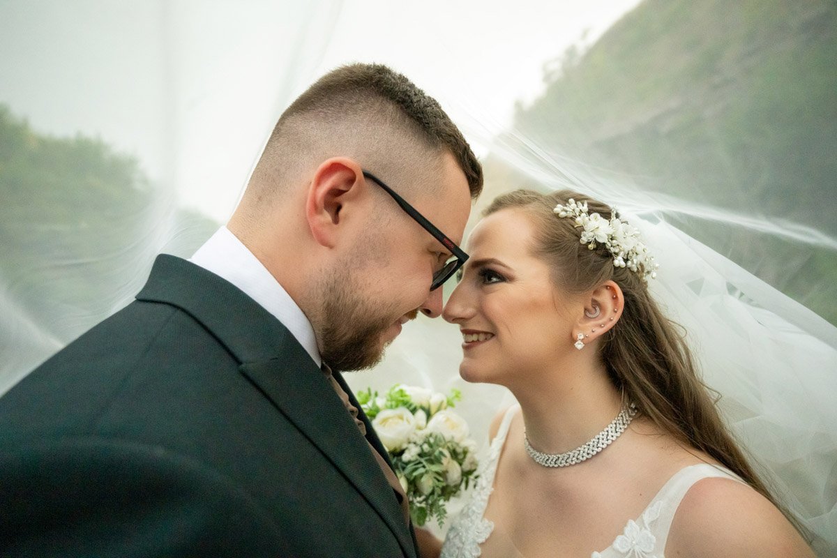Romantikus fátylas portré Melinda és Béla tokaj-hegyaljai kreatív fotózásán