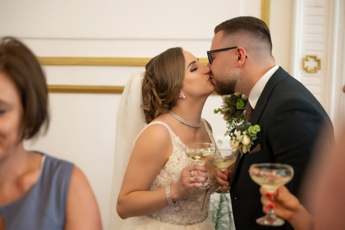 Melinda és Béla pezsgős koccintása és esküvői csókja