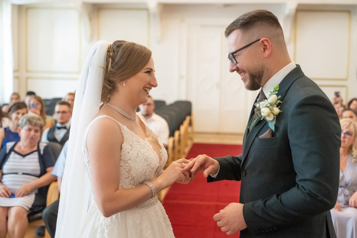 Melinda és Béla mosolya a gyűrűhúzáskor