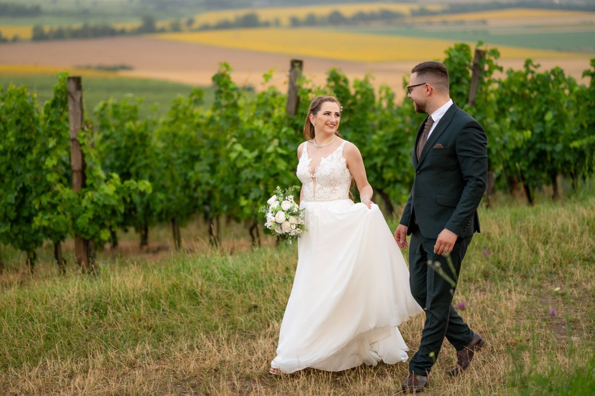 Melinda és Béla romantikus esküvői fotója a tokaj-hegyaljai szőlőhegyen