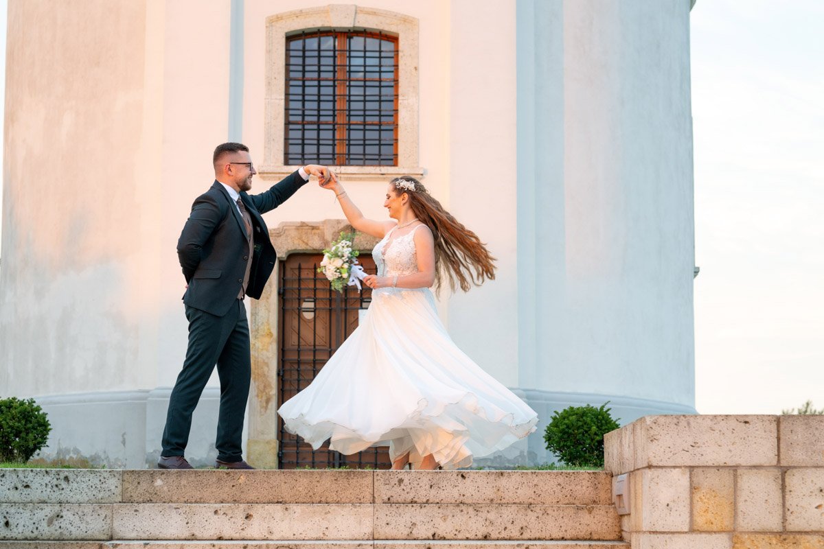 Melinda és Béla boldog tánca a lagzin