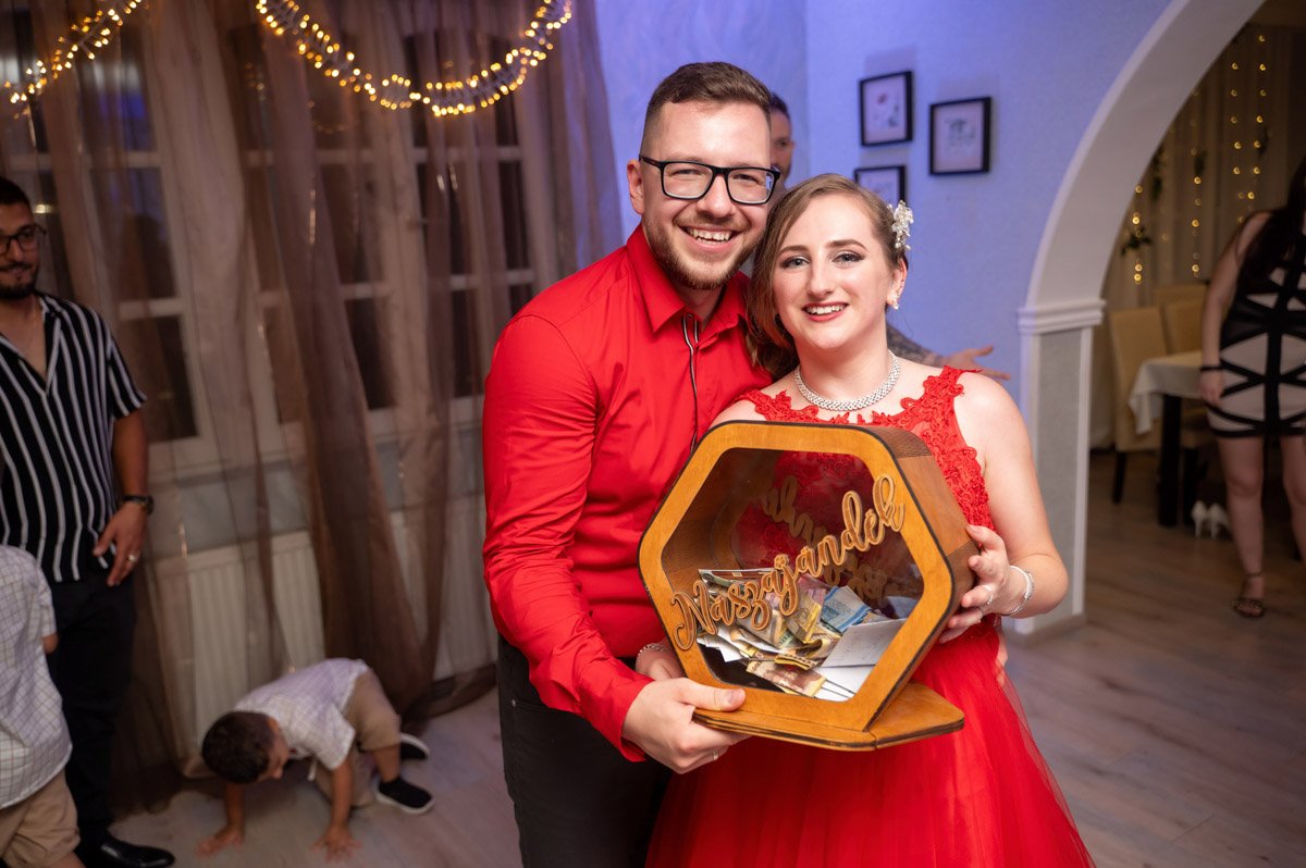 Melinda és Béla boldog pillanata a miskolci menyecsketánc után
