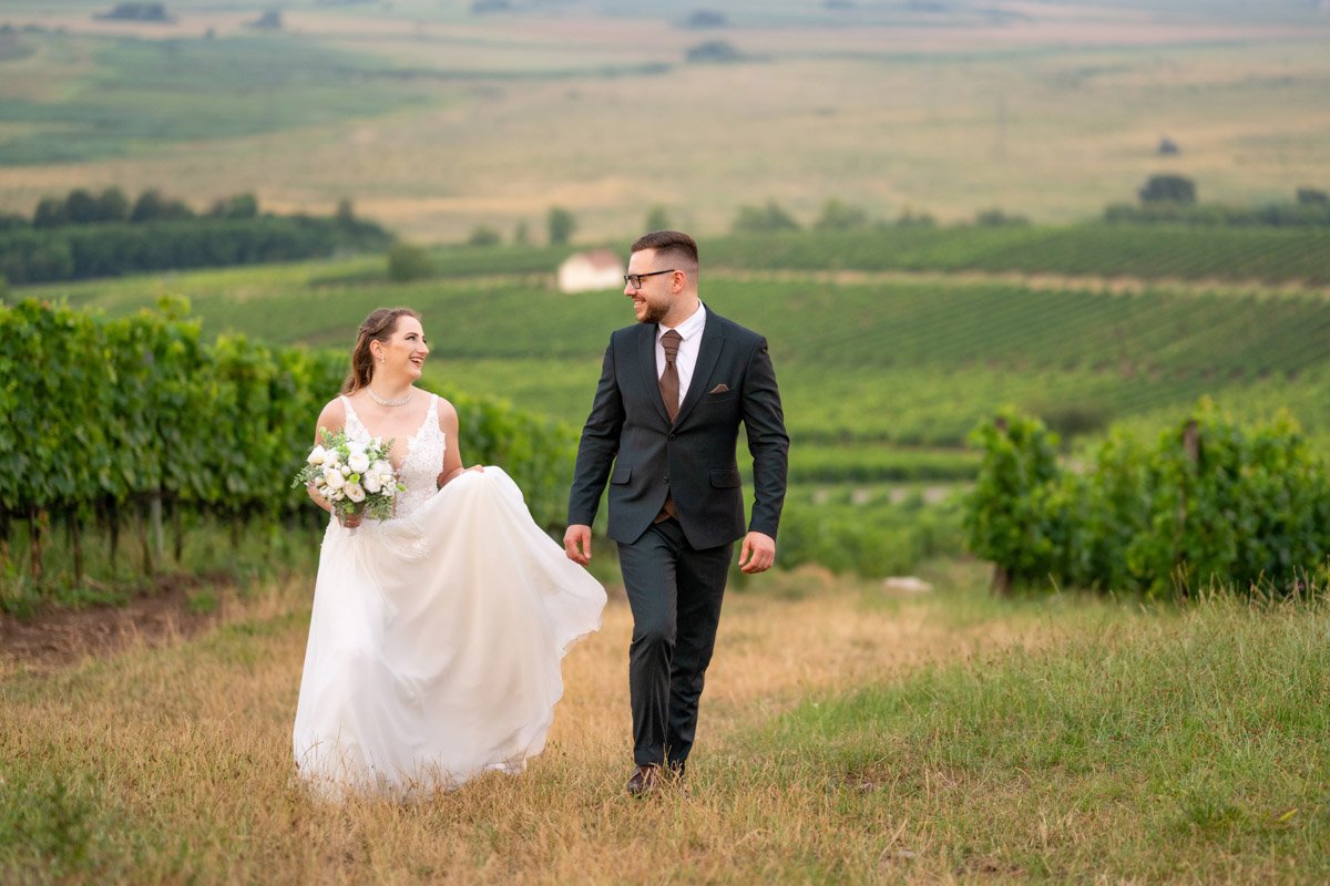 Melinda és Béla romantikus sétája a tarcali szőlőtőkék között