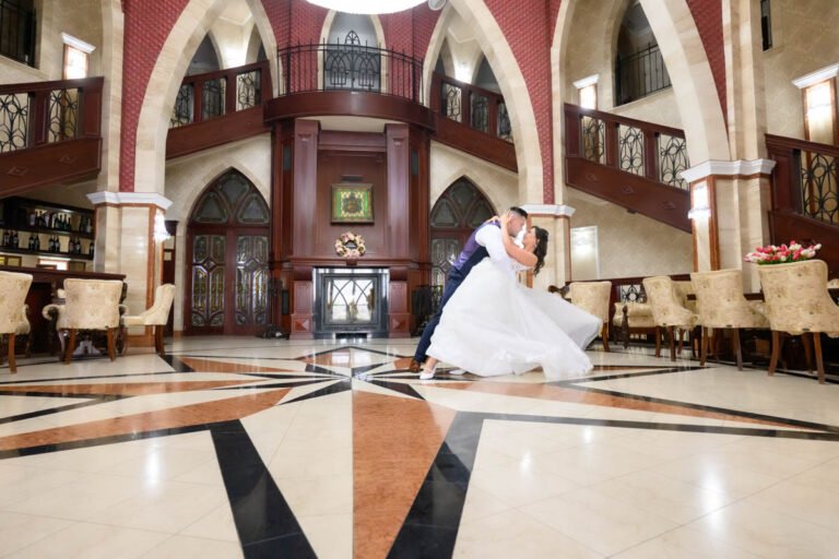 Niki és Zsolti csókja a Borostyán Med-Hotel boltíves halljában
