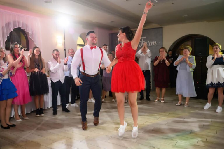 Táncoló vendégek a Fekete Farm rendezvénytermében